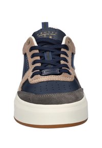 Marineblauwe en grijze sneaker met een combinatie van leer en suède, voorzien van een witte tussenzool, geperforeerde neus en marineblauwe veters. Geen patronen.