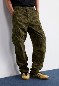 Carhartt WIP DUCK PANT - Pantaloni cargo - green/office green