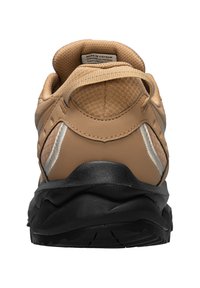 Sneaker marrone e beige con tomaia in tessuto testurizzato, suola in gomma nera e accenti argentati a contrasto. Progettato per comfort e durata.