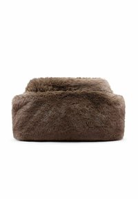 Bruine nepbontkussen met een rechthoekige vorm, pluizige textuur en een licht verhoogde bovenrand, ontworpen voor zachtheid en comfort.