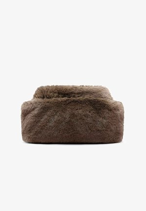 Bruine nepbontkussen met een rechthoekige vorm, pluizige textuur en een licht verhoogde bovenrand, ontworpen voor zachtheid en comfort.