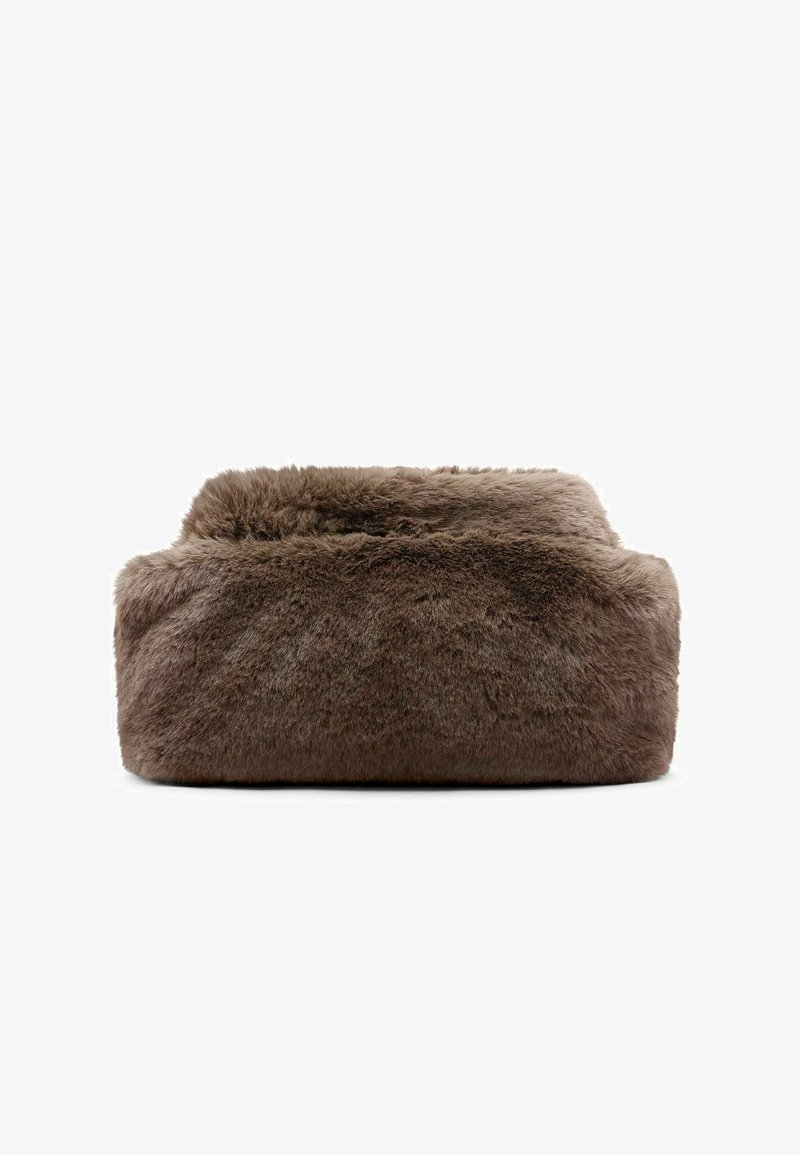 Bruine nepbontkussen met een rechthoekige vorm, pluizige textuur en een licht verhoogde bovenrand, ontworpen voor zachtheid en comfort.