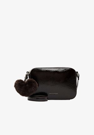 Petit sac bandoulière noir brillant avec un porte-clés peluche en forme de cœur et une bandoulière amovible sur fond blanc.