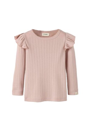 Hellrosa Langarmshirt mit Rippenstruktur, gerafften Akzenten an den Schultern und Rundhalsausschnitt. Ein Etikett an der unteren Seite sorgt für zusätzliche Details.