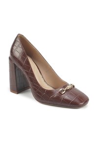 Braunes Krokodil-Präge-High Heel-Schuh mit quadrater Zehenform, ausgestattet mit einem goldenen Akzent und einem stabilen Absatz. Glatte Innenauskleidung.