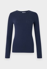 Μπλε ναυτικό ριμπ μπλουζάκι με μακριά μανίκια, στρογγυλή λαιμόκοψη, εφαρμοστή γραμμή και ραφή χωρίς τελειώματα σε απλό λευκό φόντο.