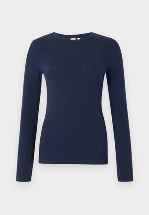 Tamsiai mėlynas, dryžuotas, ilgomis rankovėmis megztinis su apvalia iškirpte, prigludusiu siluetu ir besiūliu apdailos kraštu, fotografuotas ant balto fono.