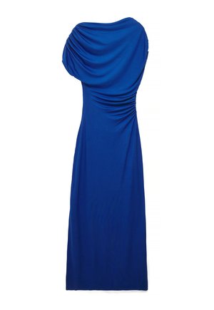 Blauwe asymmetrische jurk met gerimpelde details op het bovenstuk en de taille, tot op de vloer reikend met een gladde, aansluitende pasvorm.