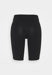 Czarne, elastyczne spodenki rowerowe z elastycznym paskiem w pasie. Gładka faktura, długość do kolan, bez widocznych wzorów ani akcentów.