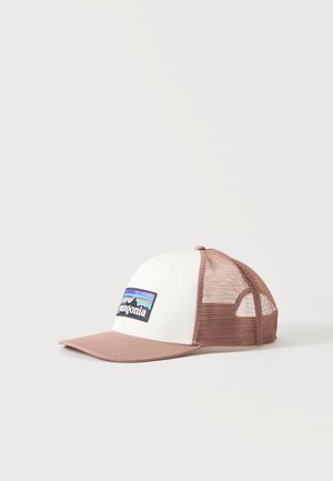Hvid og brun mesh Patagonia baseballkasket med farverigt logo på forsiden, vist på en ensfarvet lys baggrund.