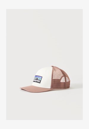 Hvid og brun mesh Patagonia baseballkasket med farverigt logo på forsiden, vist på en ensfarvet lys baggrund.
