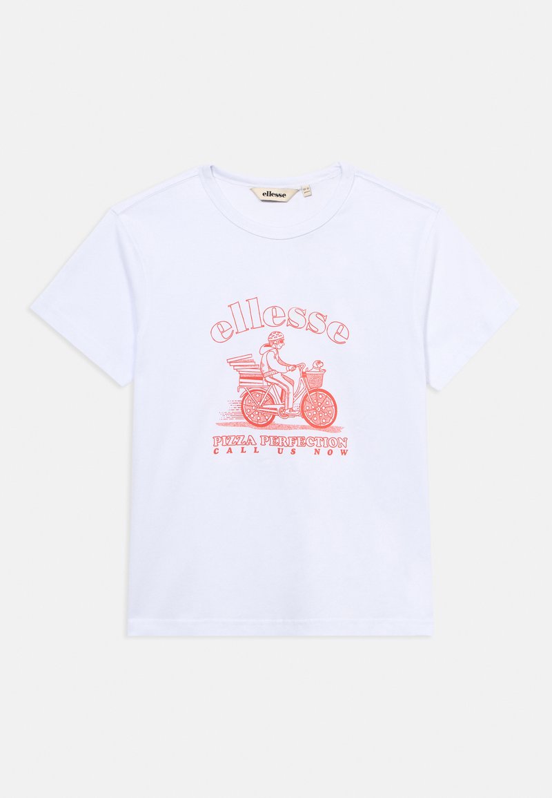 Λευκό μπλουζάκι με κόκκινο γραφικό ενός διανομέα με μοτοσικλέτα που μεταφέρει κουτιά πίτσας, με τα κείμενα "ellesse" και "Pizza Perfection Call Us Now".