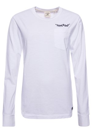 T-shirt blanc à manches longues en coton avec un col rond, doté d'une poche sur la poitrine gauche et de "SUPERDRY" imprimé en bleu foncé.