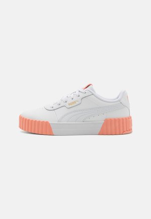 Hvide sneakers med tekstureret læderoverdel, pink gummisåle og hvide snørebånd. Har guld-logo og subtil sideløsning.