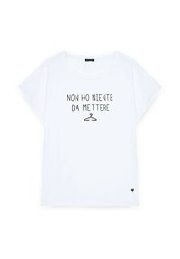 Camiseta blanca de algodón con mangas cortas, que presenta un texto negro que dice "NON HO NIENTE DA METTERE" y un gráfico simple de una percha debajo.