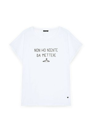 Un tricou alb din bumbac cu mâneci scurte, având inscripția neagră "NON HO NIENTE DA METTERE" și un grafic simplu cu un umeraș dedesubt.