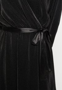Vero Moda Petite VMAVI WRAP DRESS - Cocktail φόρεμα / Φόρεμα για πάρτι - black