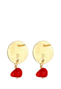 Pendientes circulares en tono dorado con una superficie texturizada, con gotas de piedra preciosa roja unidas por lazos de alambre. Grabados con "925."