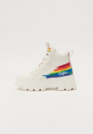 Λευκά ψηλά αθλητικά παπούτσια με πολύχρωμες πινελιές και χοντρή λευκή σόλα. Διαθέτουν λογότυπο σε μπλε στο πλάι και υποδοχή στο πίσω μέρος.