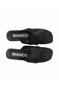 Infradito neri con design incrociato e superficie liscia. Logo "BIANCO" in bianco sulla soletta. Punta quadrata.