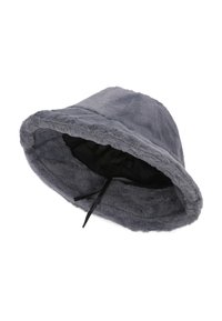 Cappello a secchiello grigio in pelliccia sintetica con un ampio bordo, texture morbida e fodera interna nera. Presenta un cordino per una vestibilità regolabile.