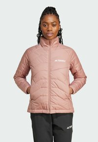 Veste isolante rose clair avec un col montant, un motif matelassé en diagonale et le logo blanc "TERREX" sur la poitrine gauche.