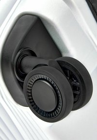 Schwarzes Kunststoffradmechanismus, der an einem silbernen Gehäuse befestigt ist und ein glattes, rundes Design mit strukturierten Akzenten entlang des Radrands aufweist.