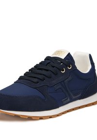 Scarpa sportiva blu navy con tomaia in suede e materiale sintetico, dotata di un colletto bianco imbottito, chiusura con lacci frontale e suola in gomma con motivo di trazione.