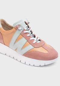 Zapatilla multicolor con paneles de cuero en rosa, durazno y menta. Presenta cordones blancos, una textura suave y una suela blanca gruesa.