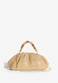 Geantă plic din nuanță tan împletită, cu toartă scurtă decorată cu mărgele și curea subțire aurie, pe un fundal alb.