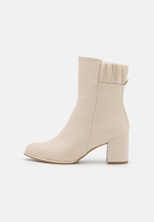 Classic ankle boots - cream