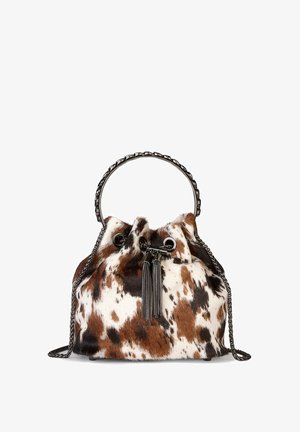 Bolso de piel marrón y blanca con parte superior fruncida, presenta un asa metálica redondeada y adornos de cadena negra. Incluye borlas decorativas.