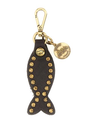 Portachiavi in pelle marrone scuro a forma di pesce, decorato con borchie dorate, una chiusura dorata e una targhetta rotonda dorata con testo inciso.