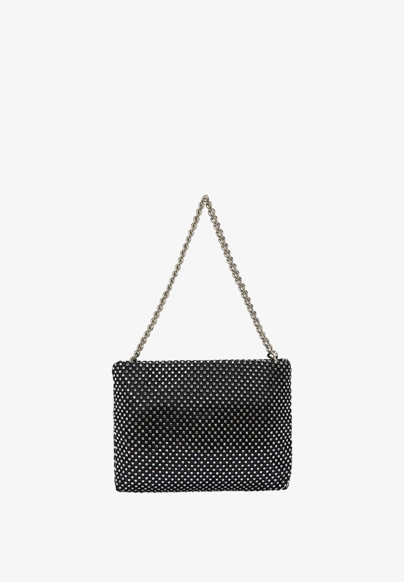 Sort vævet håndtaske med sølvfarvet kædestrop. Har en rektangulær form med en tekstureret overflade og små metalliske detaljer gennem hele tasken.