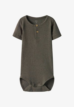 Olivinę žalią ribotu bodį su trumpomis rankovėmis, henley stiliaus apykakle, dviem mediniais mygtukais ir snapu užsegimais apačioje.