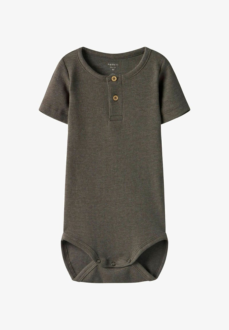 Oliwkowy prążkowany body z krótkim rękawem, dekoltem henley, dwoma drewnianymi guzikami i zapięciem na napy na dole.