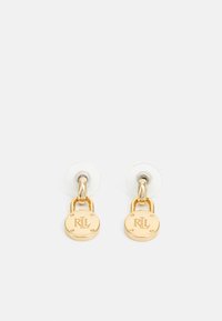 Boucles d'oreilles en métal doré avec un charme circulaire gravé "RL", suspendu par une petite boucle et maintenu en place par des embouts en caoutchouc transparent.