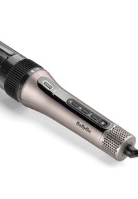 Outil de coiffure BaByliss avec un corps en rose doré métallique, une prise texturée, des boutons de contrôle et un baril cylindrique percé.