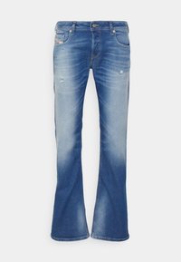 Jean en denim bleu avec une légère évasement, zones décolorées aux cuisses et aux genoux, poches avant et fermeture par bouton à la taille.