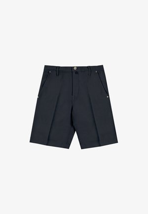 Marineblaue Shorts aus einem leichten Stoff. Zu den Merkmalen gehören zwei Fronttaschen, ein Reißverschluss und ein einzelner Metallknopfverschluss.