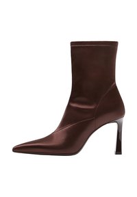 Stivale alla caviglia in satin marrone con punta affusolata, tacco geometrico alto e design senza cuciture. Presenta dettagli di cucitura sottili lungo i lati.