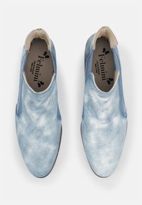Zapatos hechos a mano en azul con una superficie suave y ligeramente texturizada. Paneles laterales elásticos para facilitar el uso y un diseño de punta redondeada.