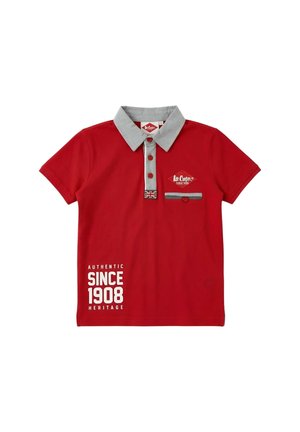 Polo rossa a maniche corte con colletto e patta grigia, piccola tasca sul petto, dettaglio Union Jack e testo bianco "Authentic Since 1908 Heritage" sul davanti.