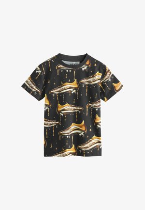 Zwart shirt met korte mouwen en een all-over patroon van gouden voetbalschoenen die vloeibaar goud lijken te druppen.