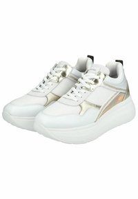 Hvide sneakers med metallic guld accenter og mesh-detaljer. Med en tykk, struktureret sål og snøringer for en sikker pasform.