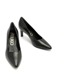 Czarne skórzane szpilki z wąskim noskiem i średnim obcasem. Charakteryzują się gładką fakturą oraz złotym logo wewnątrz.