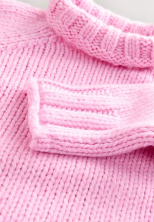 Ružeňový pletený sveter s rebrovaným výstrihom, hrubou textúrou a rovný strihom. Rukávy majú preložený okraj.