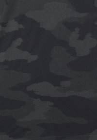 Tecido com padrão de camuflagem preto, apresentando diferentes tonalidades de preto e cinza escuro, com uma textura suave e detalhes sutis em pontos.