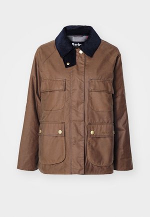 Bruine katoenen jas met een marineblauwe corduroy kraag, vier voorzakken, gouden hardware en subtiele branding op de onderste zak.