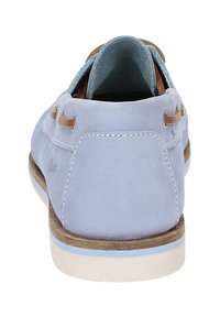 Hellblaue Leder-Schuhe mit abgerundetem Absatz, tanfarbigen Akzenten und weißer Sohle. Verfügt über sichtbare Nähte und Metallösen an den Seiten.